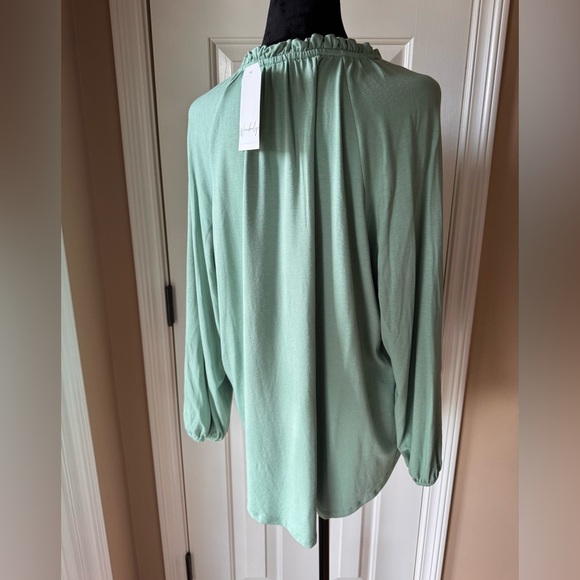 Wonderly Green Women's Top NWT - Picture 9 of 10